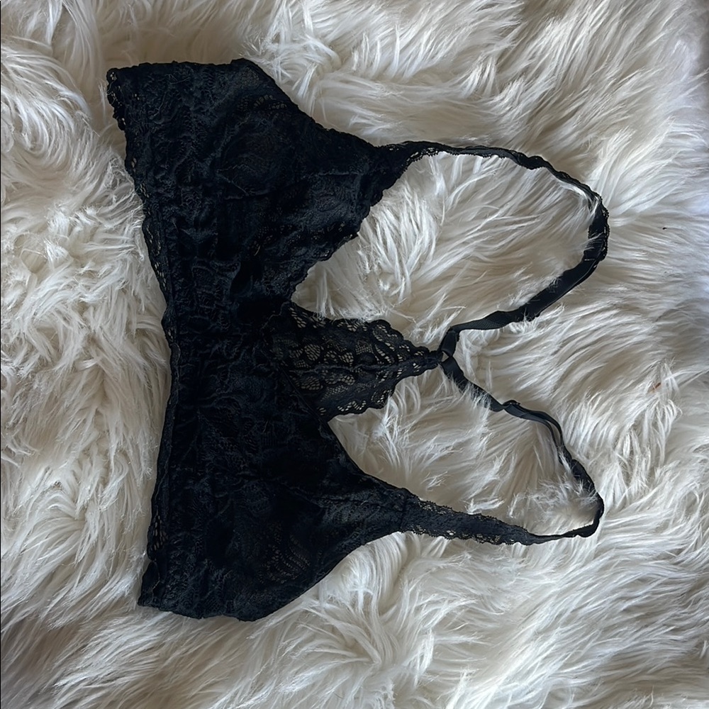Black Lace Bra with Intricate Floral Patterns